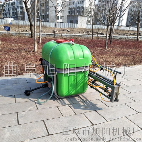 四輪拖拉機(jī)后懸掛式打藥機(jī)在果樹(shù)大棚中的應(yīng)用與優(yōu)勢(shì)
